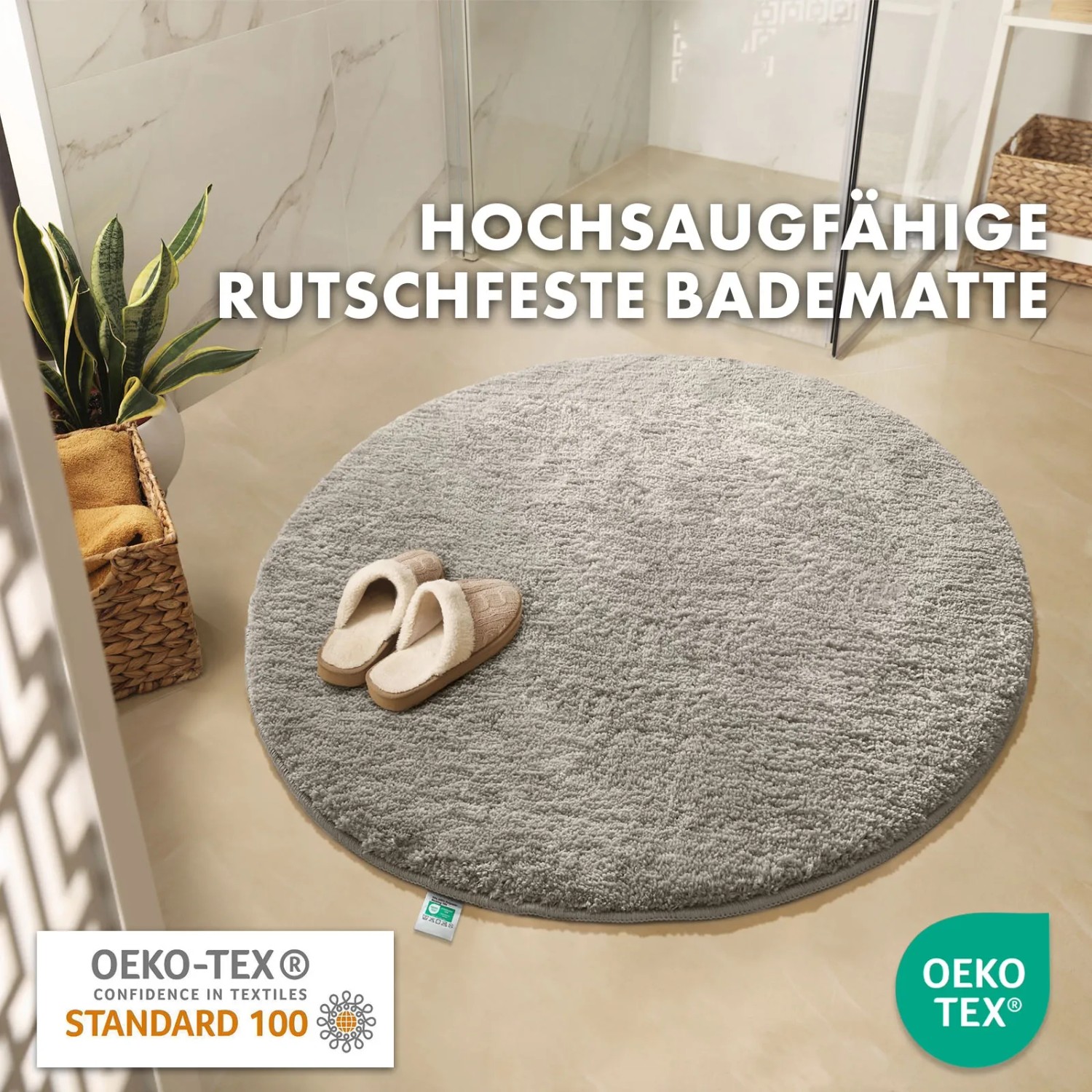 Runde, flauschige, ivoryfarbene KARAT Badematte Sky (Ø 120cm) mit Hausschuhen im Badezimmer.