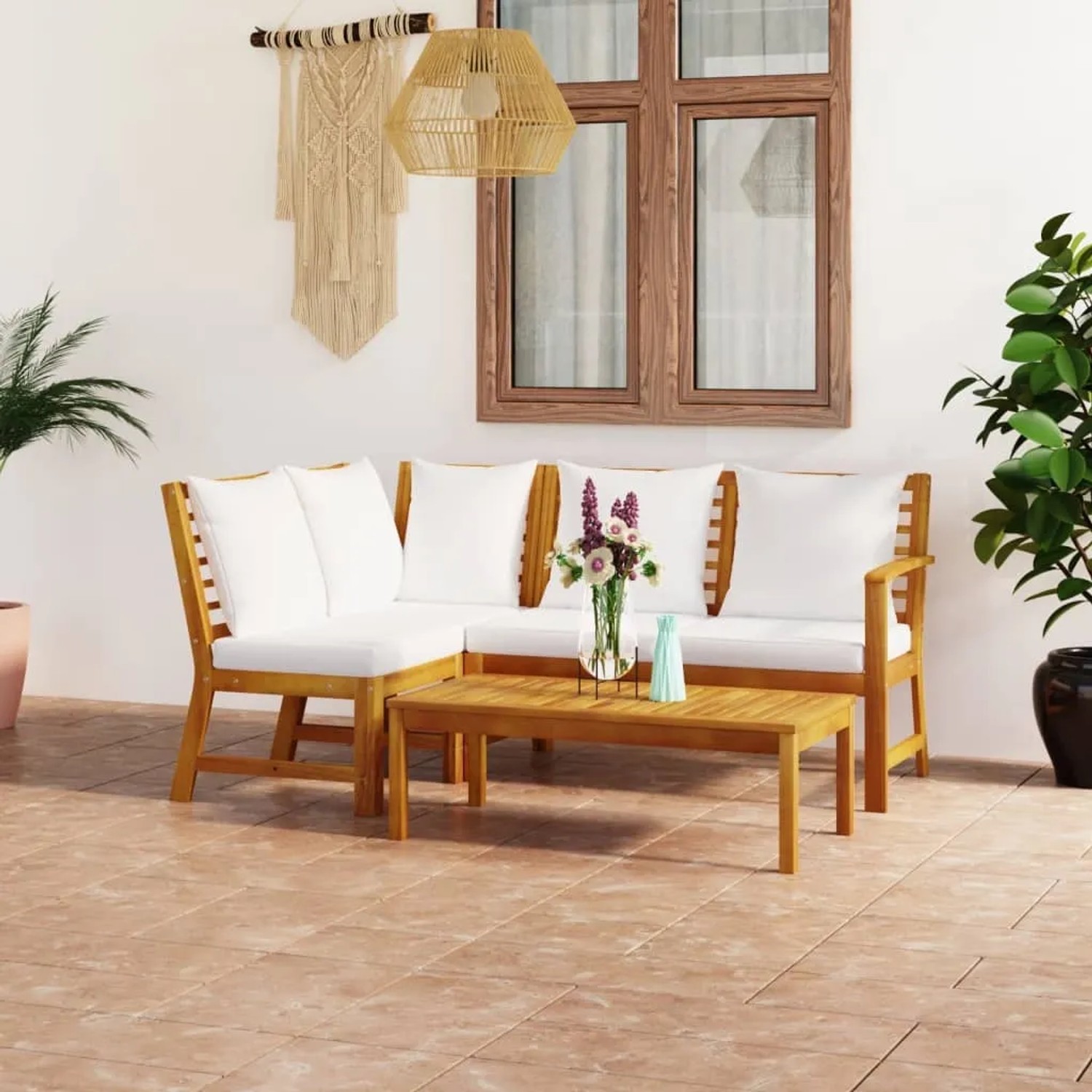 4-tlg. Gartenlounge-Set aus Akazienholz mit creme-weißen Auflagen.