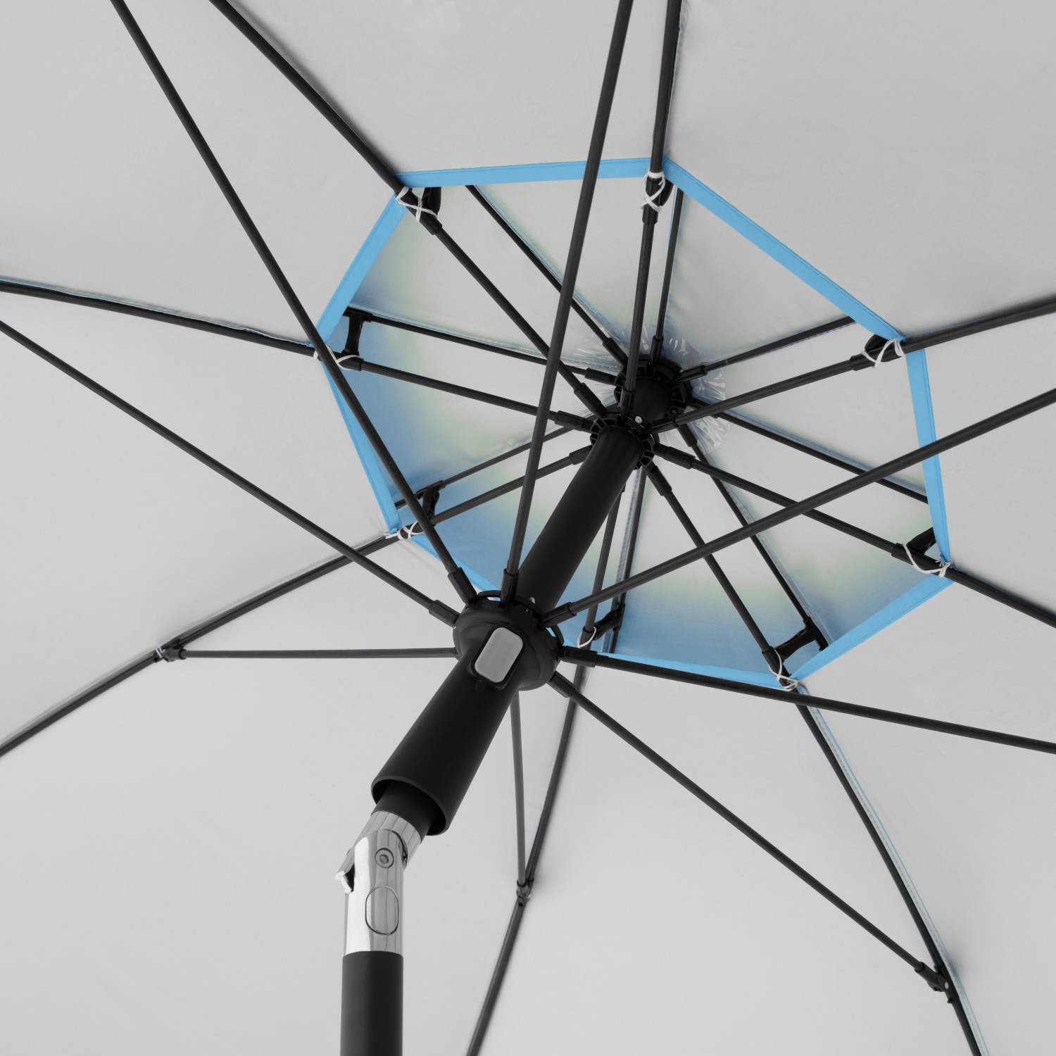 Detailaufnahme des Doppler Strandschirm Windprofi Neo 200 in Blau, Blick von unten auf das geöffnete Schirmdach.