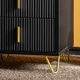 Schwarzer SoBuy Nachttisch FBT115-L-SCH mit 3 Schubladen und goldenen Füßen.