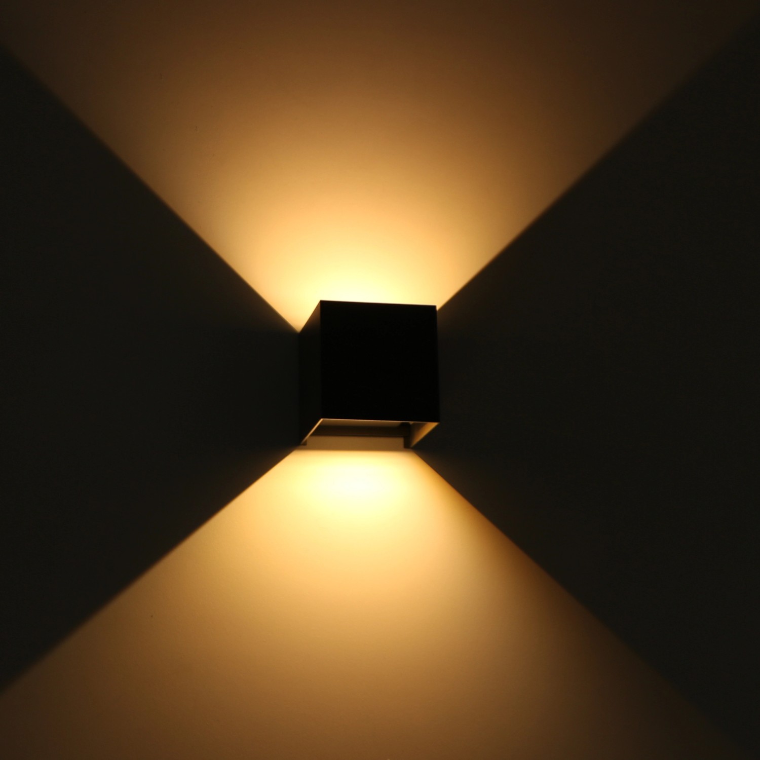 Anthrazitfarbene, eckige LED Außenwandleuchte mit warmweißem Lichtkegel.