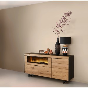Wohnzimmer mit Wandfarbe Finca: Sideboard mit Deko und Lampe vor beiger Wand.