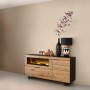 Wohnzimmer mit Wandfarbe Finca: Sideboard mit Deko und Lampe vor beiger Wand.