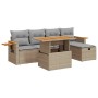 Beige 6-tlg. Garten-Sofagarnitur aus Rattan mit Tisch, Hocker und grauen Kissen.