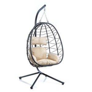 Schwarzer Hängesessel mit Gestell und beigen Kissen aus Polyrattan für Indoor und Outdoor.