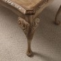 Detailaufnahme: Möbelstück mit Kreidefarbe und dunklem Wachs für Antik-Look.