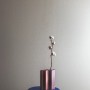 Weiße Marburg Vliestapete in Metalloptik an der Wand, kombiniert mit Deko-Elementen.