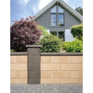 Graue EHL Planomur Mauerabdeckplatte (4x50x32 cm) auf einer Gartenmauer.