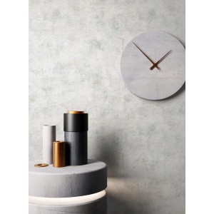 Graue Vliestapete mit Betonoptik und Granitstruktur für moderne Wandgestaltung. Eine Uhr und Dekoobjekte ergänzen den Industrial Style.