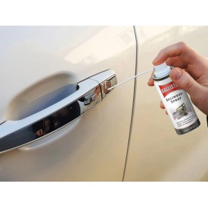 Ballistol Zylinderspray 50 ml wird in ein Auto-Türschloss gesprüht. Schmiert Zylinder, schützt vor Rost und Vereisung.