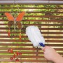 Staubfanggerät Mikrofaser im Einsatz vor Fensterjalousie und Deko-Schmetterling.