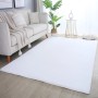 Weißer Ayyildiz Kurzflorteppich Pouffy (240x340 cm) im Wohnzimmer.