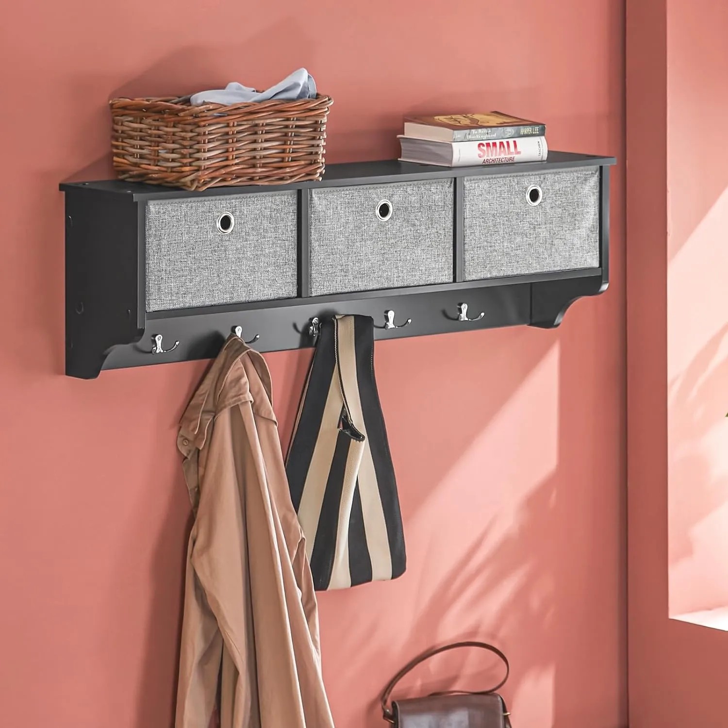 Schwarze Wandgarderobe mit 3 Körben und 5 Haken. Praktische Flurgarderobe zur Wandmontage.