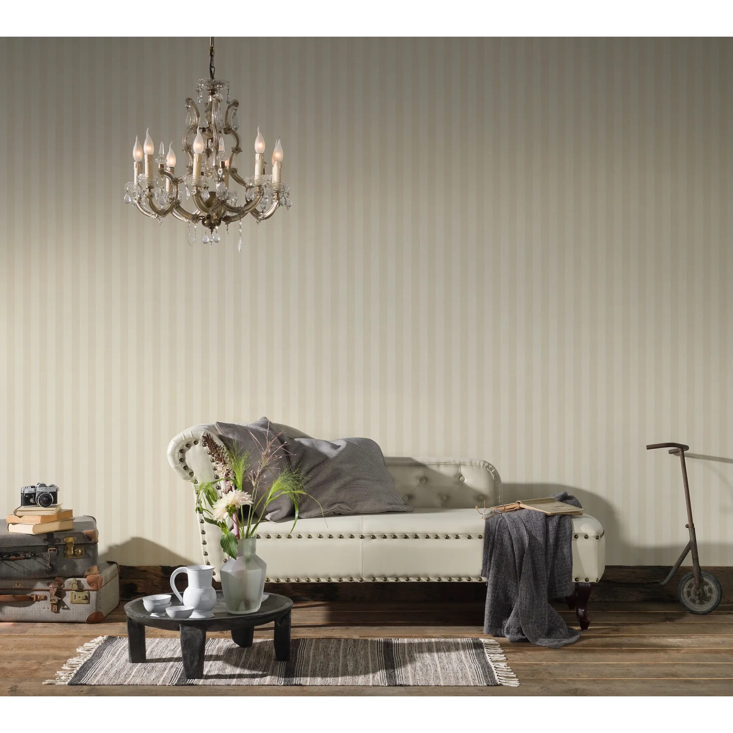 A.S. Création Vliestapete Romantico mit Streifen in Creme und Gold im Landhausstil.