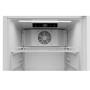 Innenansicht PKM Kühlschrank GKS83W: Umluftkühlung, Touch-Display, LED-Beleuchtung, Regalboden.