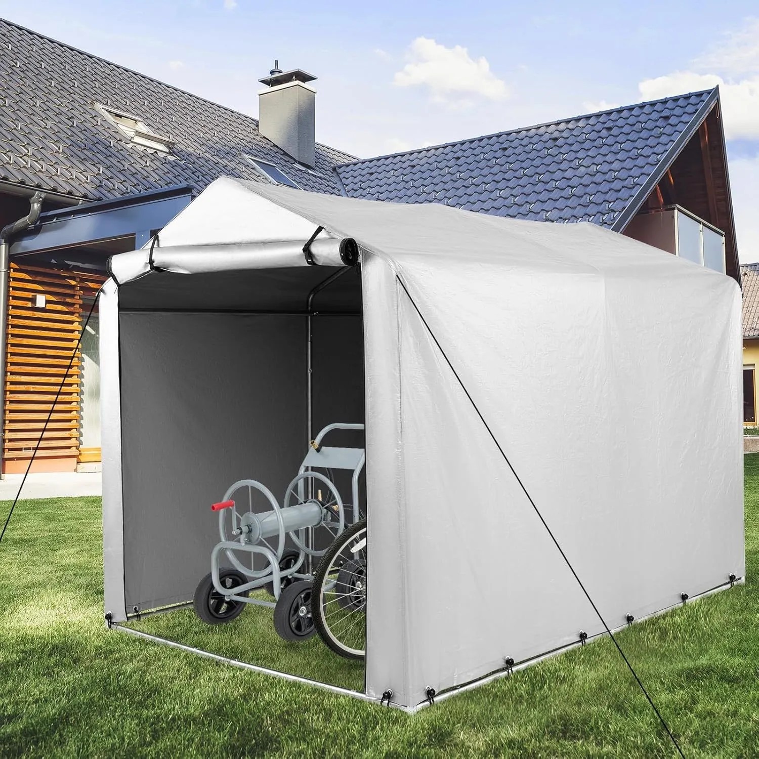 Silbergraues Costway Garagenzelt 160x218x164 cm auf Rasen. Wetterfester Unterstand für Fahrräder oder Geräte, Zubehör für Carports.