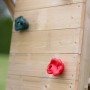 Detailansicht Kletterwand mit bunten Klettersteinen am Kinderspielturm Falke aus Holz.