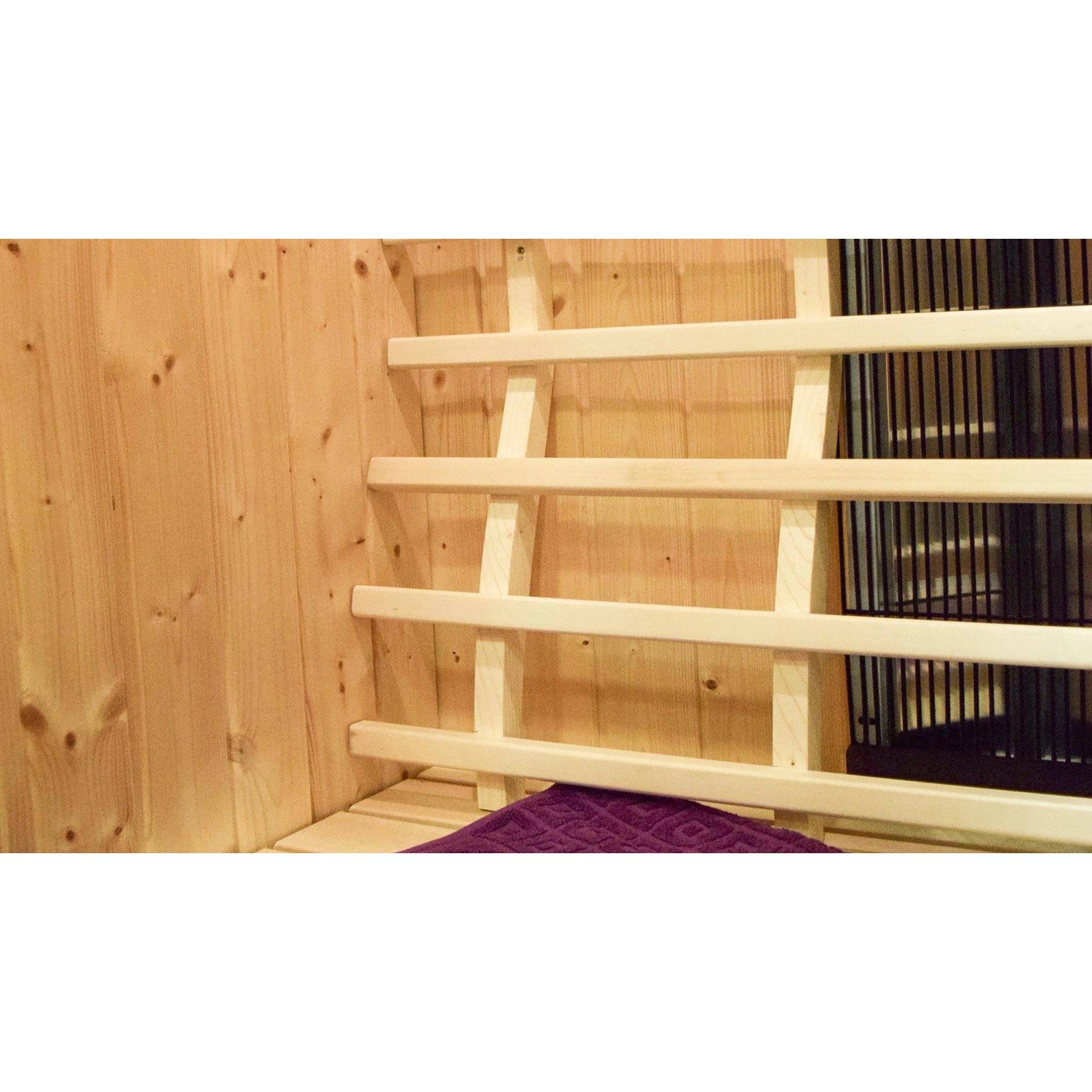 Innenansicht Weka Infrarotkabine Mila 1 mit Holzverkleidung, Sitzbank und Rückenlehne.