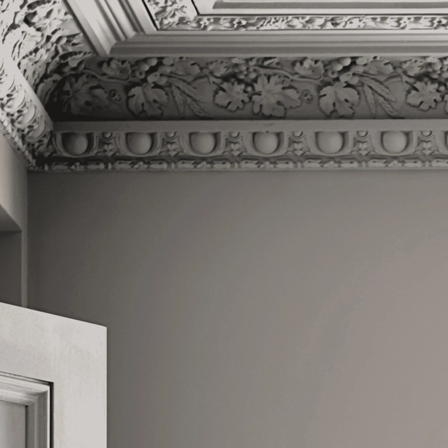 Wand mit Laura Ashley Wandfarbe Pale French Grey, graue Farbe mit Stuckelementen.