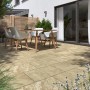Terrasse mit gold-braunen Sandsteinplatten (60x40x3 cm). Mediterranes Flair für Ihren Garten.