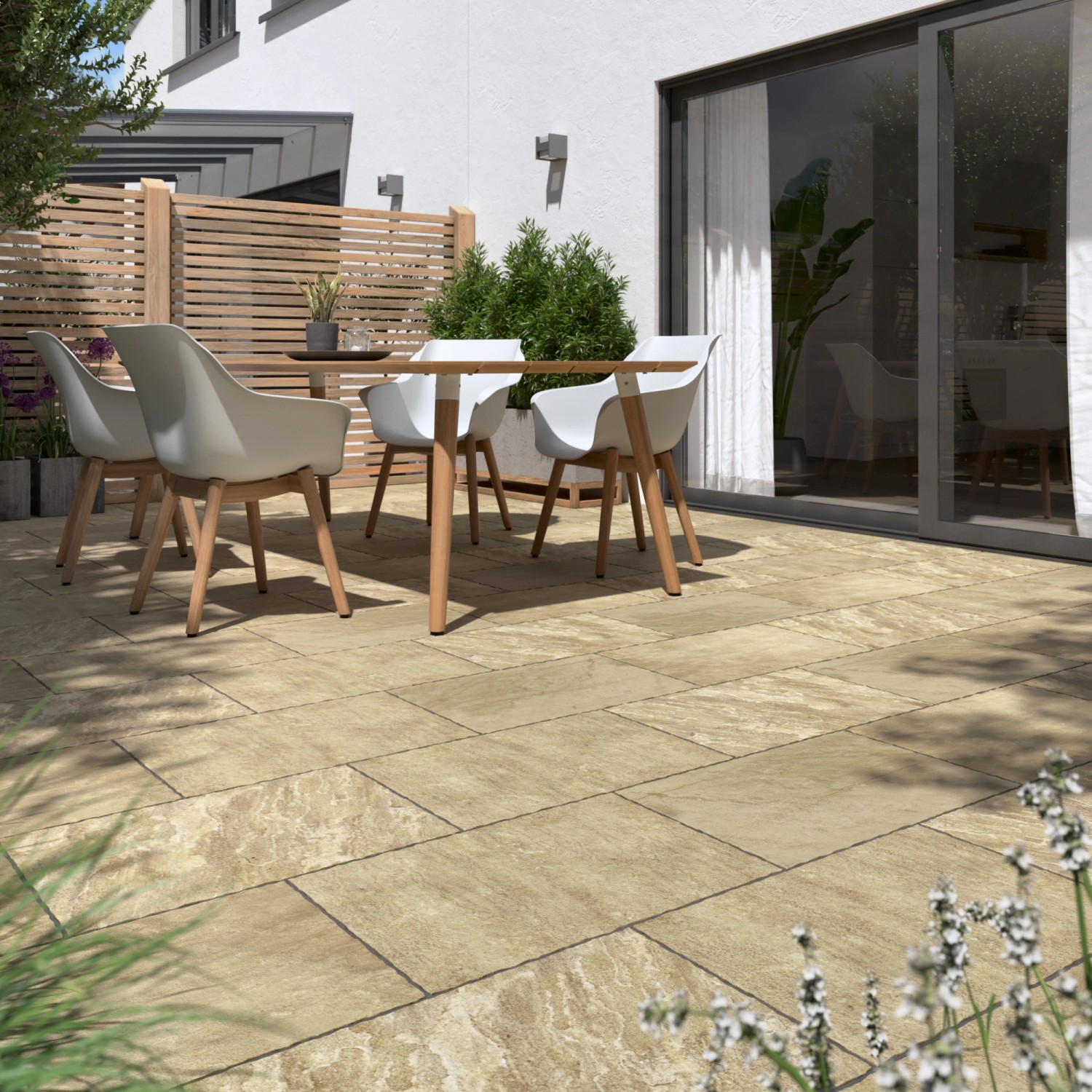Terrasse mit gold-braunen Sandsteinplatten (60x40x3 cm). Mediterranes Flair für Ihren Garten.