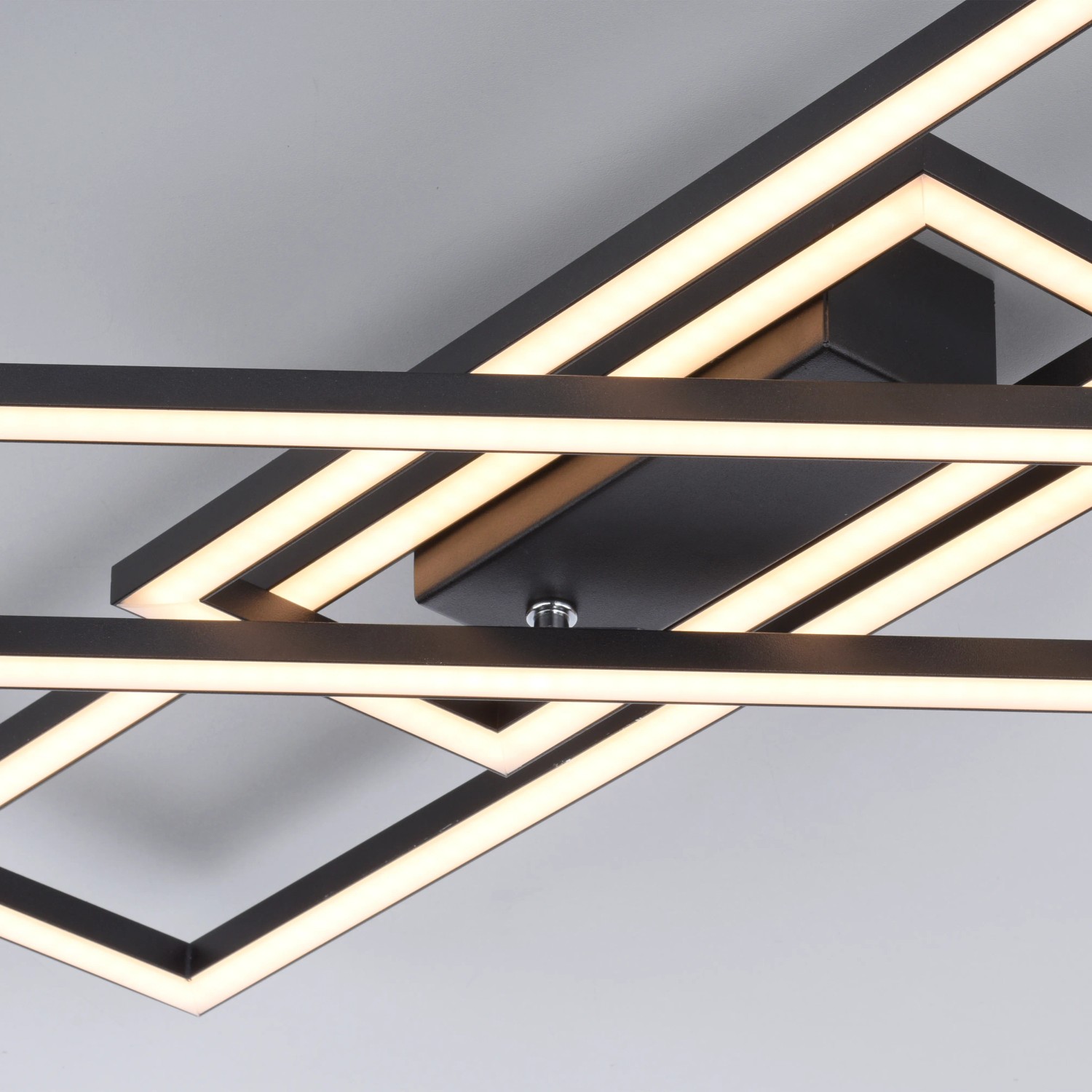 Moderne, schwarze LED-Deckenleuchte Iven mit geometrischem Design, warmweißes Licht.