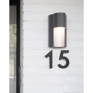 Moderne Lutec Urban Außenwandleuchte in Anthrazit mit Up & Down Lichteffekt an weißer Hauswand.