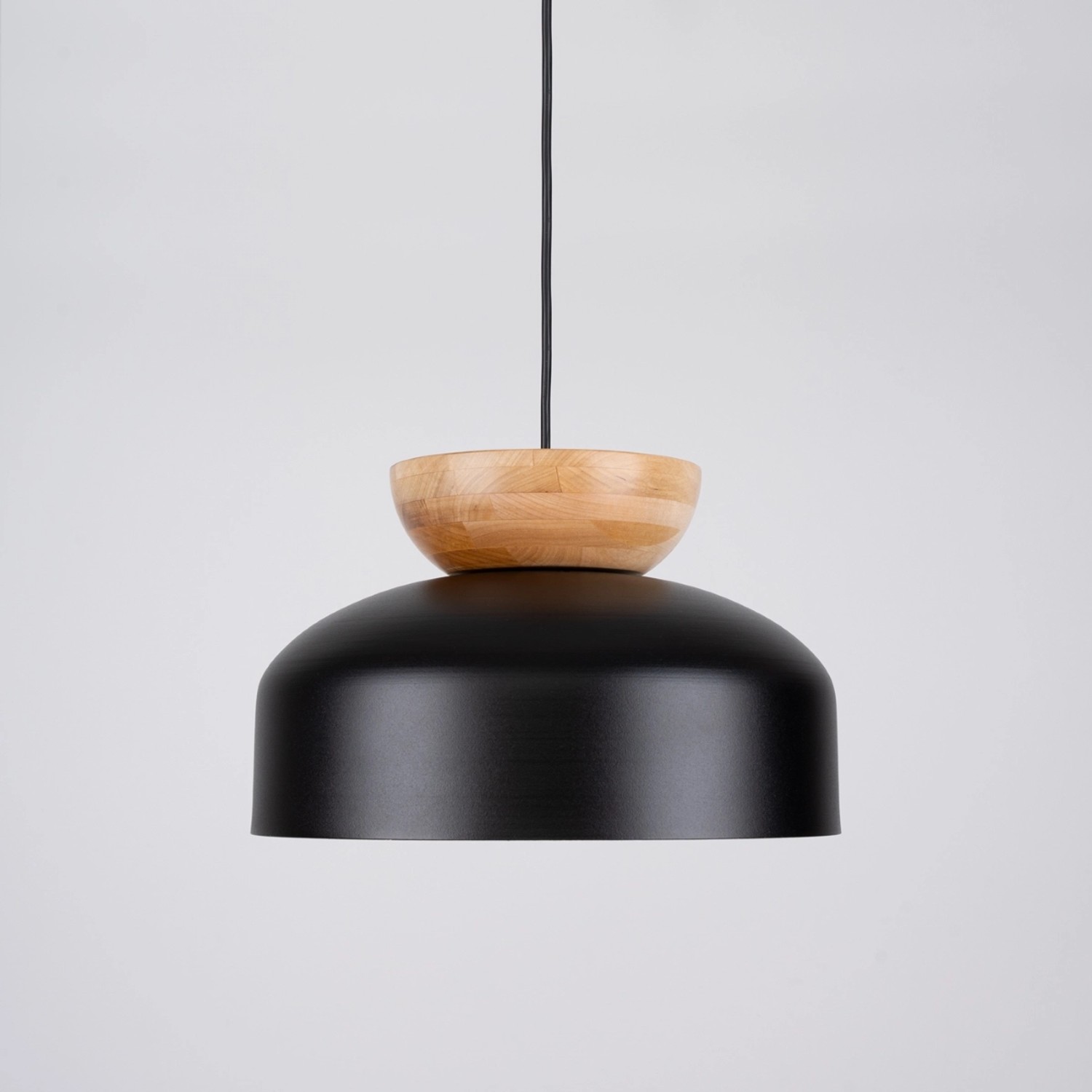 Schwarze Sollux Lighting Pendelleuchte Marion mit Holzdetails.