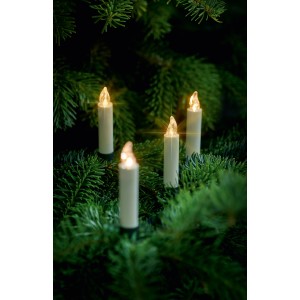Lumix Basic LED Christbaumkerzen 10er-Set, warmweiß, mit Fernbedienung auf Tannenzweigen.