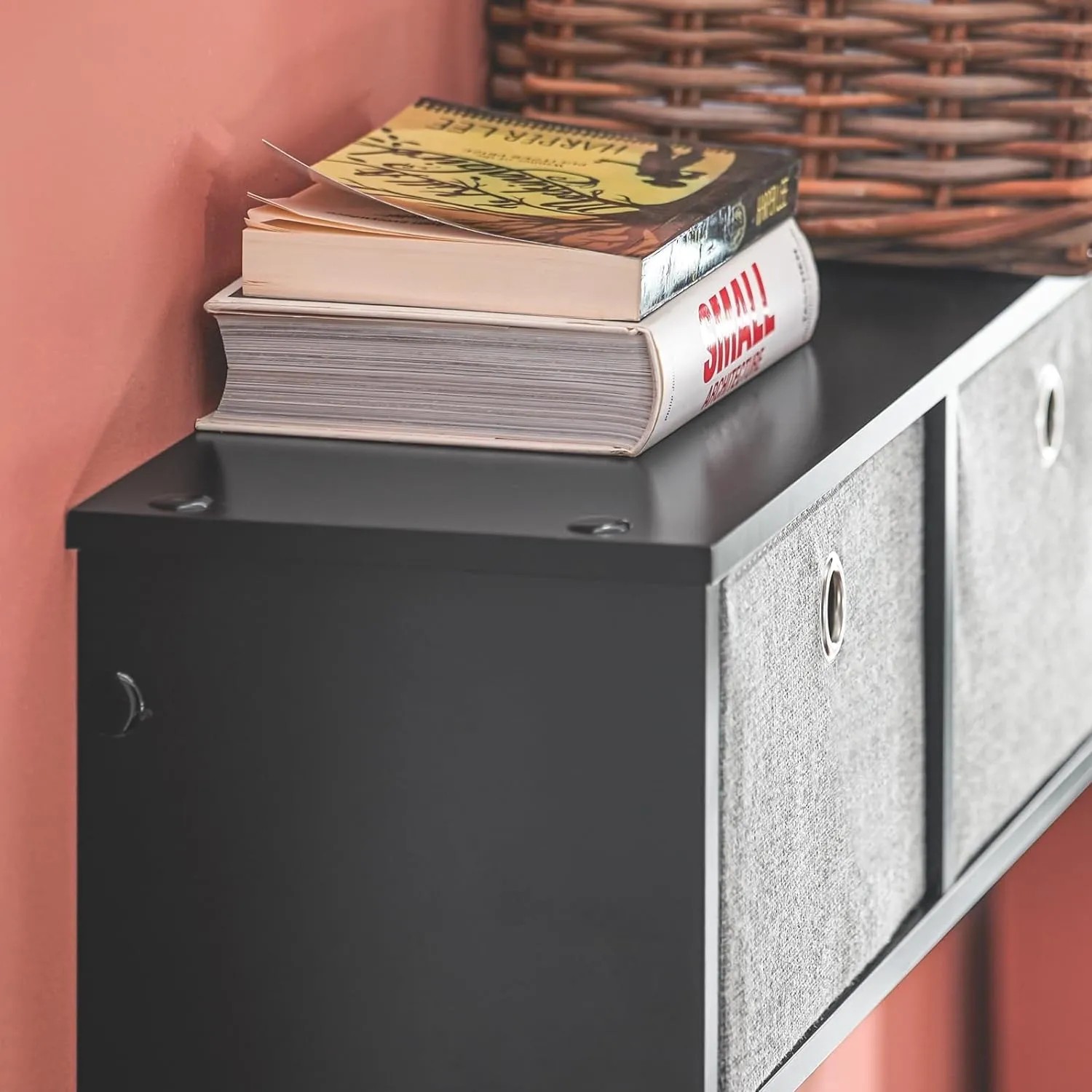 Schwarze Wandgarderobe mit 3 Körben und 5 Haken. Holzgarderobe für Flur, Bad oder Küche.
