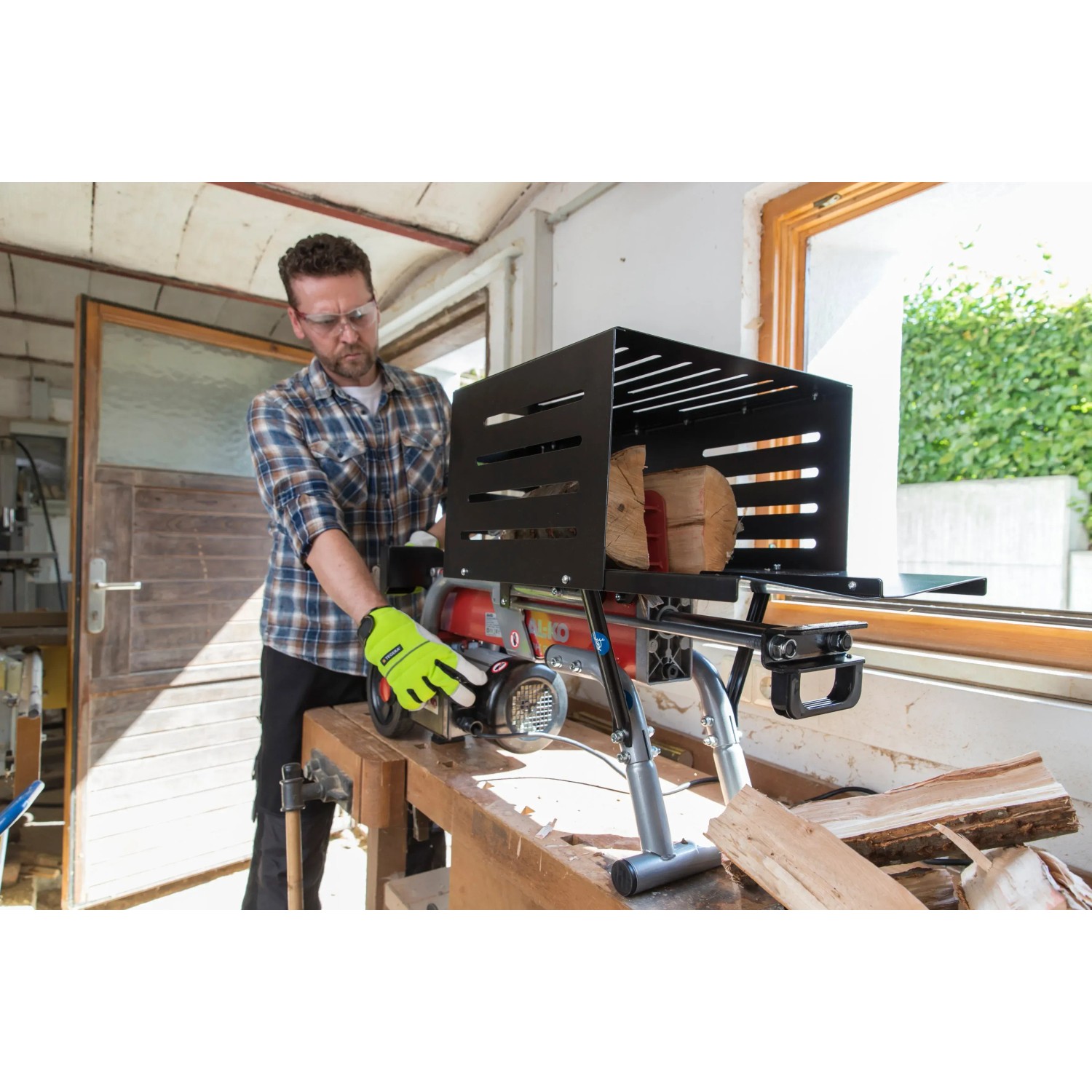 Al-Ko Elektroholzspalter LSH 370/4 in Nutzung mit Holzscheit und Bediener.