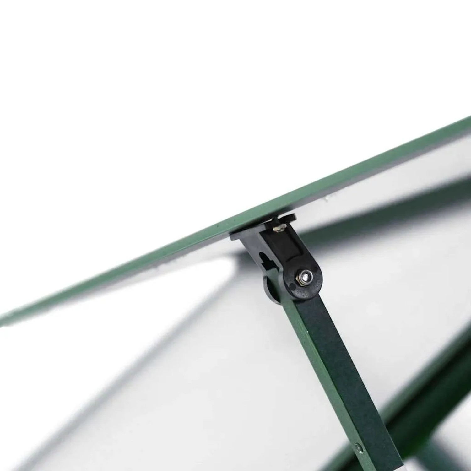 Detailaufnahme: Grüne Gewächshaus-Konstruktion mit Polycarbonat-Platte und schwarzer Halterung.