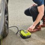Ryobi Akku-Multi-Kompressor beim Aufpumpen eines Autoreifens. Kompressor mit digitaler Anzeige.