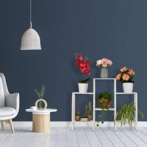 Weißes Blumenregal aus Tannenholz mit 6 Ablagen, dekoriert mit bunten Pflanzen und Blumen, im Wohnzimmer.