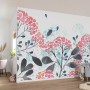 Komar Vliestapete Summer Breath mit floralem Aquarellmuster in Rosa, Blau und Grau im Wohnraum.