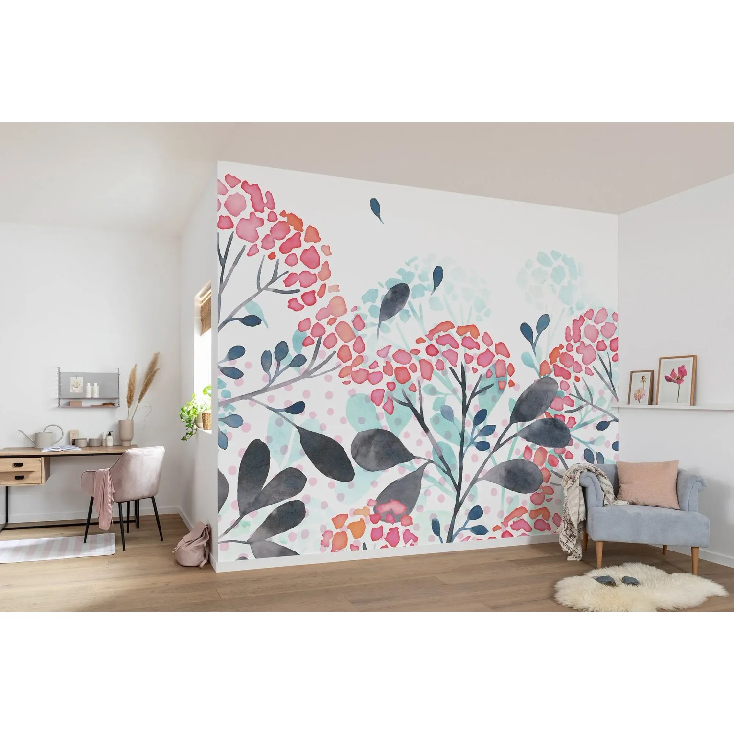 Komar Vliestapete Summer Breath mit floralem Aquarellmuster in Rosa, Blau und Grau im Wohnraum.