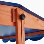 Detailaufnahme: Holz Sandkasten mit blauem Dach und Verstellmechanismus.
