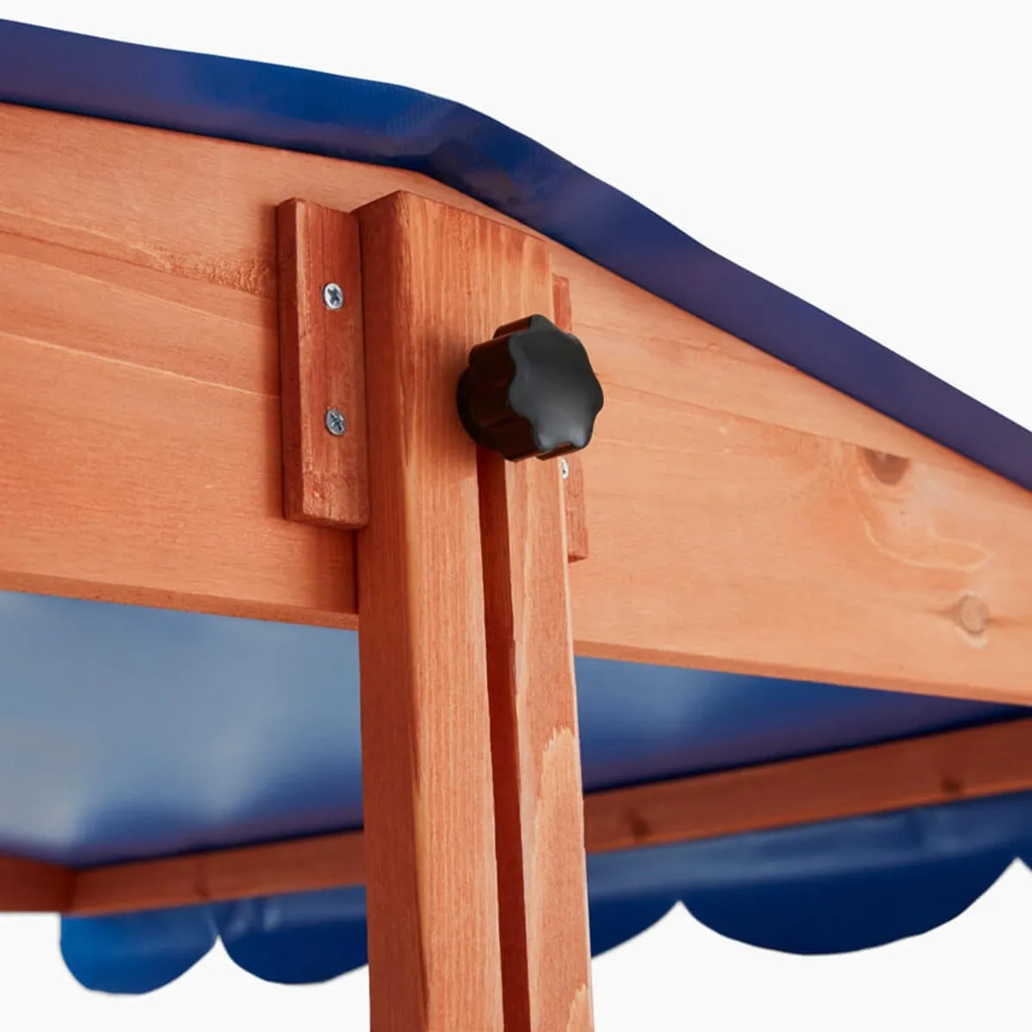 Detailaufnahme: Holz Sandkasten mit blauem Dach und Verstellmechanismus.