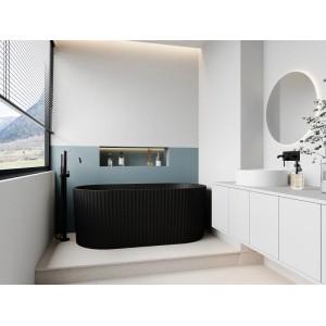 Freistehende Badewanne Aliena in Schwarz, 170 cm, geripptes Design aus Acryl, im modernen Bad.