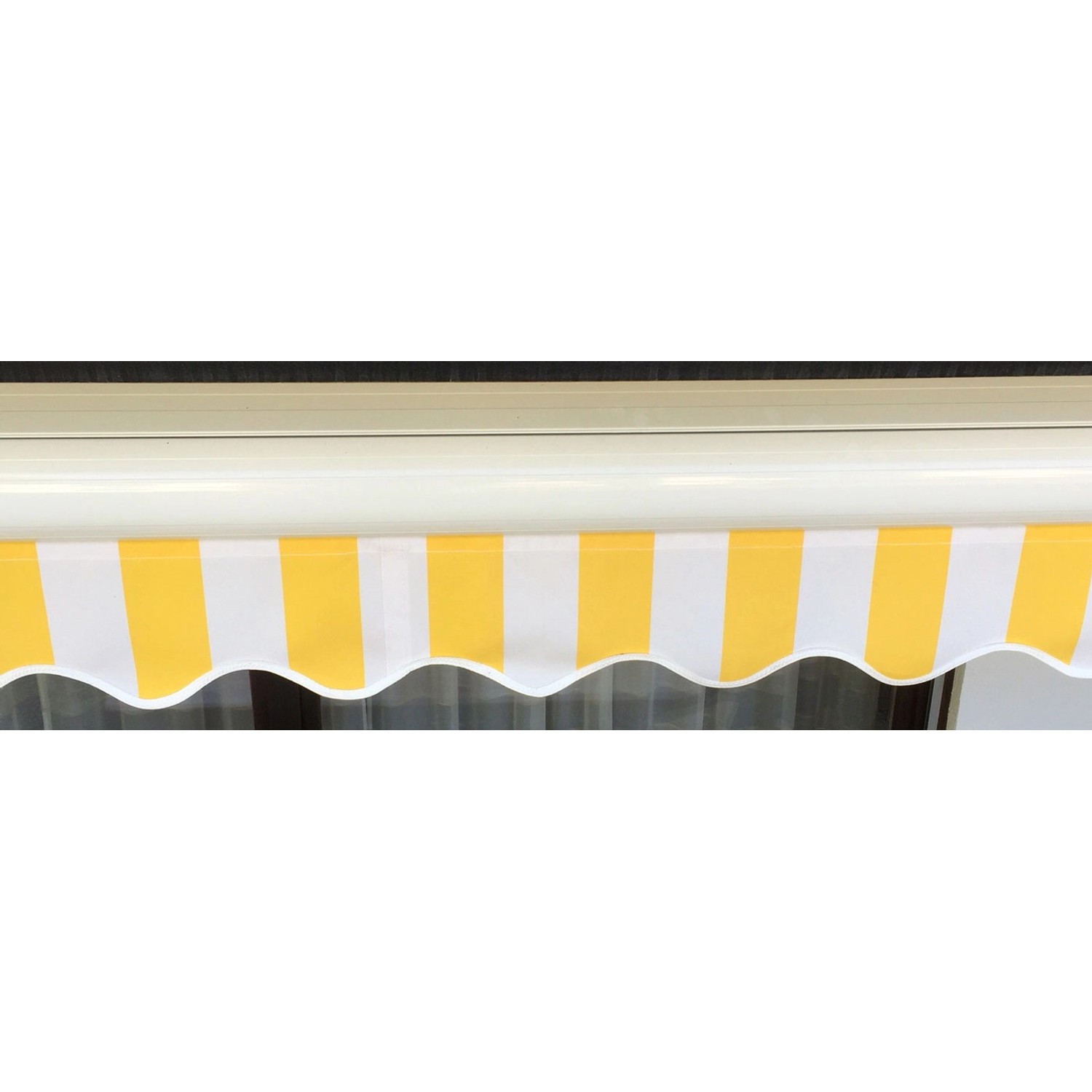 Detailansicht der gelb-weiß gestreiften MCW Kassettenmarkise mit Volant.