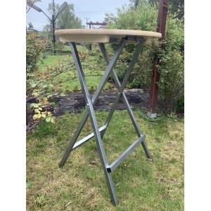 Klappbarer Stehtisch aus Holz und Metall für Garten und Terrasse.