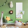 Weiße Banjado Magnettafel 75x30cm mit Kinderzeichnungen als Deko im Kinderzimmer.
