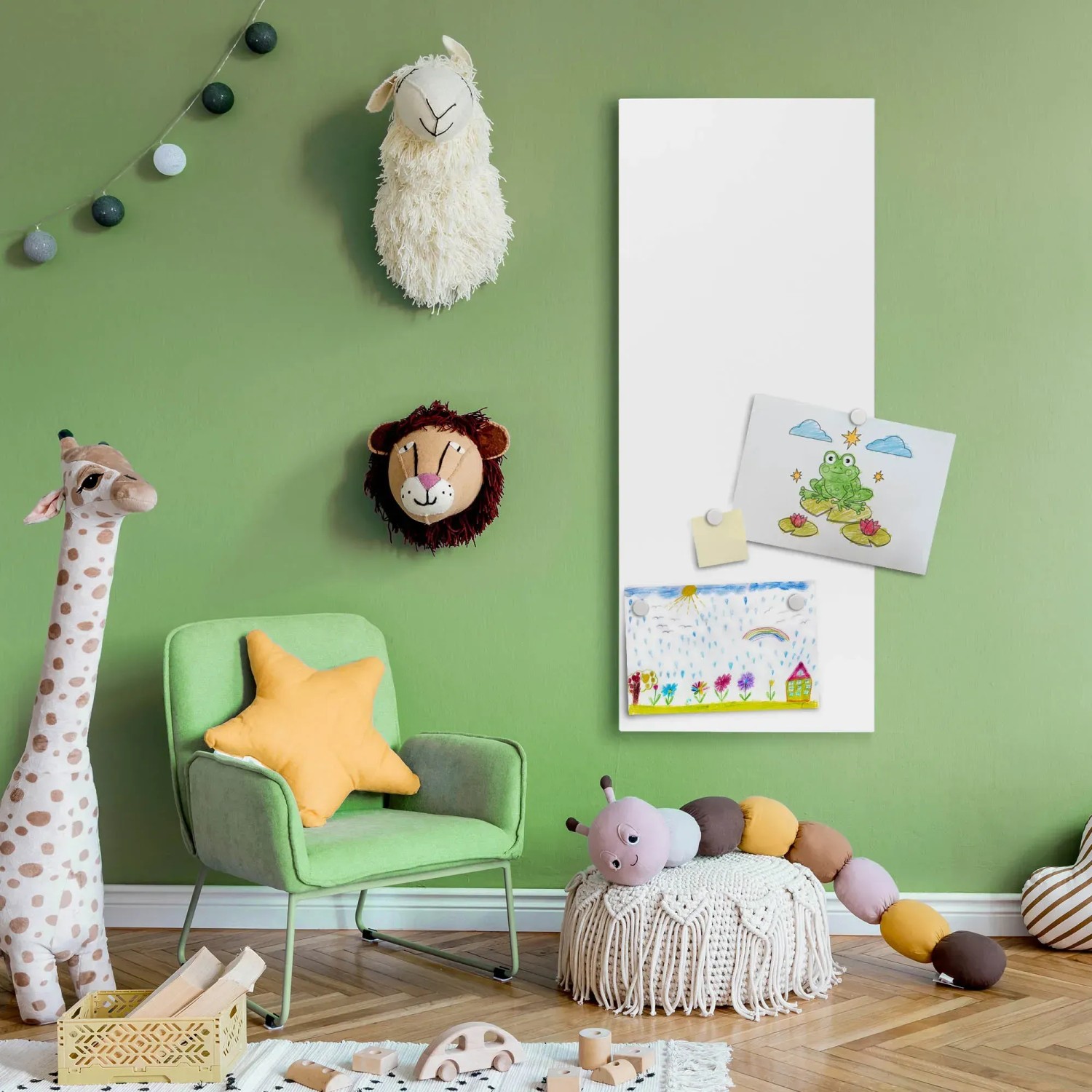 Weiße Banjado Magnettafel 75x30cm mit Kinderzeichnungen als Deko im Kinderzimmer.