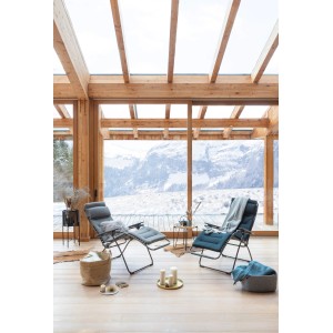 Lafuma Flocon Fleecedecke Dark Blue auf Relaxliege, weiches Polarfleece für Gartenstuhlauflagen.