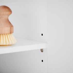 Detailaufnahme: Weißer SoBuy Waschbeckenunterschrank (BZR92-W) mit Einlegeboden und Reinigungsbürste.