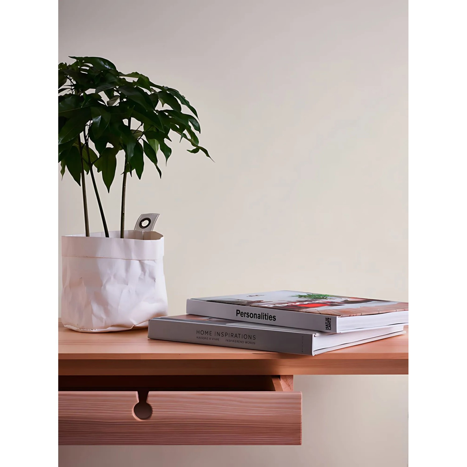 Creme Uni Tapete von PROFHOME (368003-GU) an Wand mit Pflanze und Tisch