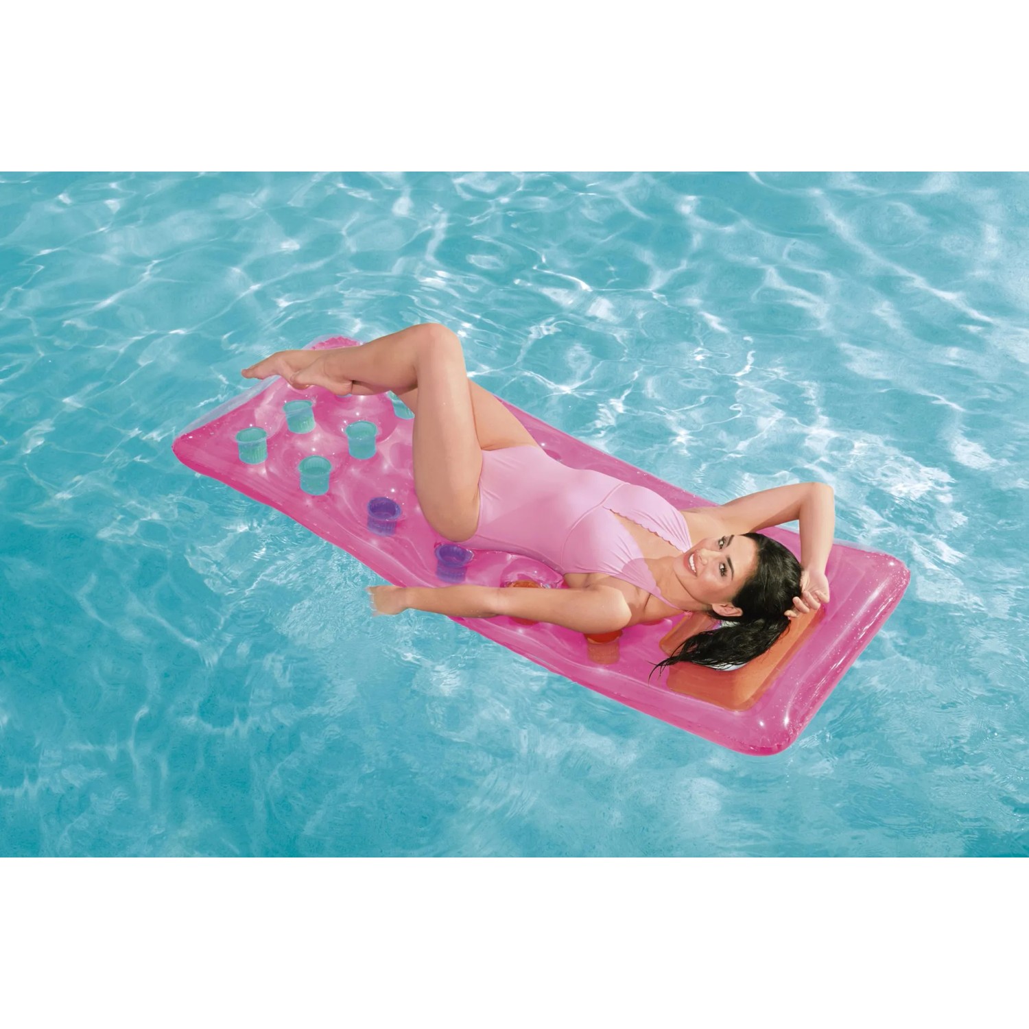 Bestway Luftmatratze, rosa, mit Fenster und Getränkehalter im Pool.