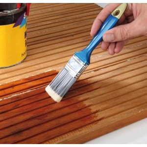 Hand streicht Holz mit blauem Westfalia Flachpinsel aus Polyester. Pinsel-Set für Maler- und Streicharbeiten.