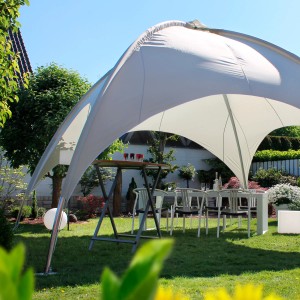 Grau-weißes Leco Kuppelzelt/Pavillon (5x5 m) mit Stahlrohrgestell im Garten.