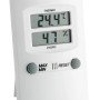 Digitales Thermo-Hygrometer von TFA in Weiß mit Temperatur- und Luftfeuchtigkeitsanzeige.
